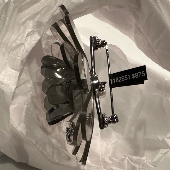 CHANEL (Fall 2019) Black & White Pearl & Crystal CC Lucite Camellia Brooch - Picture 7 of 10